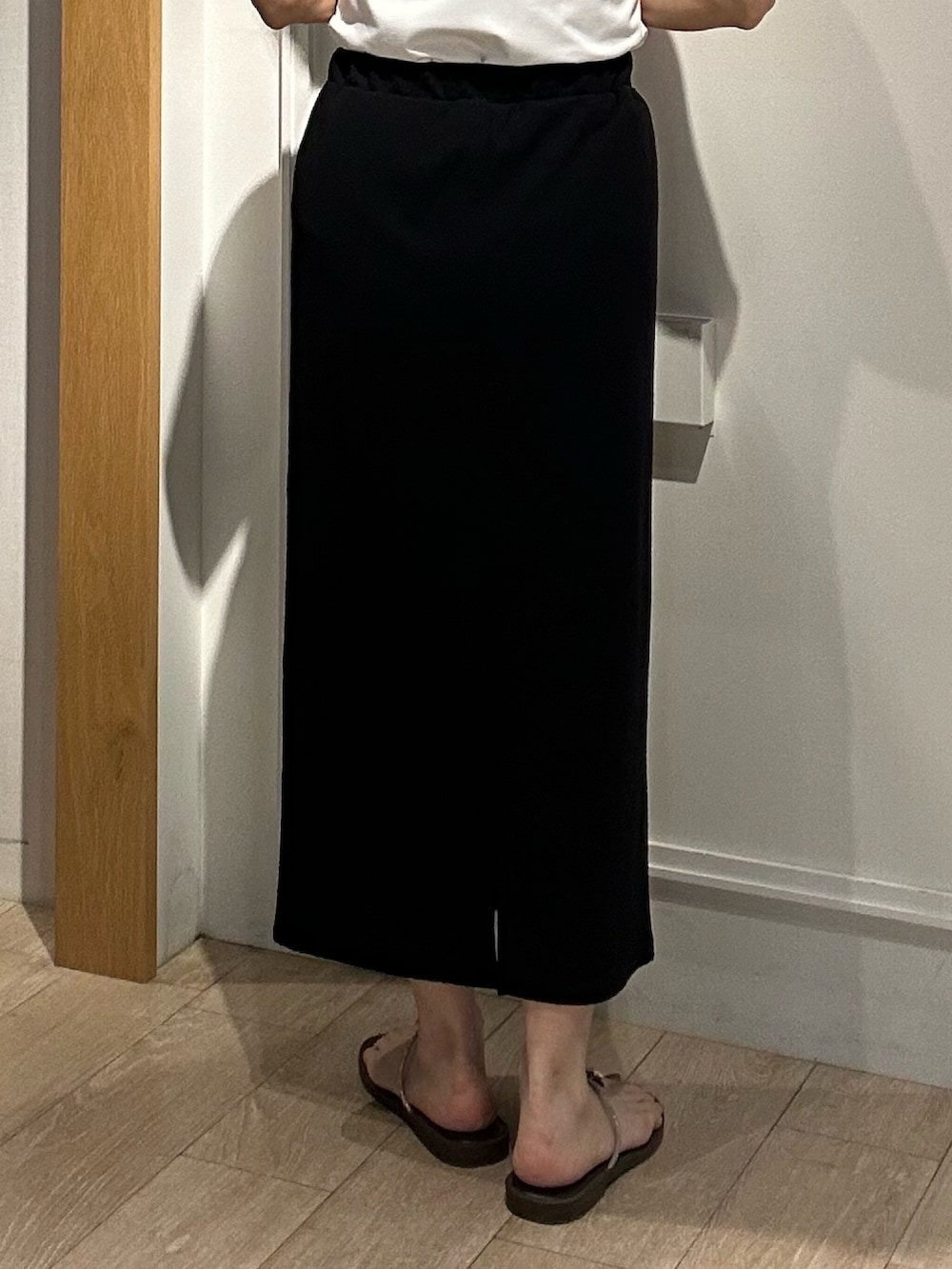 グリーン系のその他パンツ、ブラウン系のサンダル、グリーン系のノーカラージャケットを着用したレディースの夏コーディネートの8枚目の写真