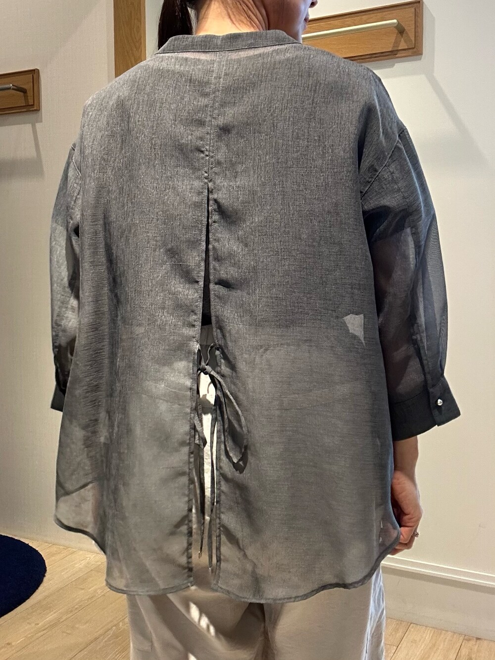 ベージュ系のその他パンツ、ブラック系のTシャツ/カットソー、グレー系のシャツ/ブラウスを着用したレディースの春コーディネートの7枚目の写真