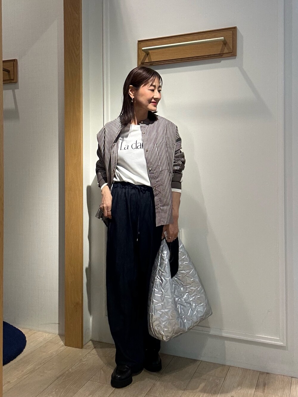 ブルー系のデニムパンツ、ブラウン系のシャツ/ブラウス、ブルー系のテーラードジャケットを着用したレディースの秋コーディネートの8枚目の写真