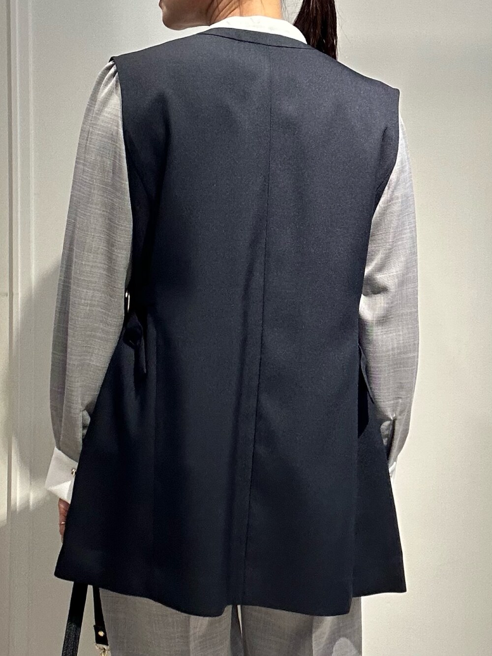 ブラック系のシャツ/ブラウス、ブラック系のその他パンツ、ブラック系のバッグを着用したレディースの冬コーディネートの6枚目の写真