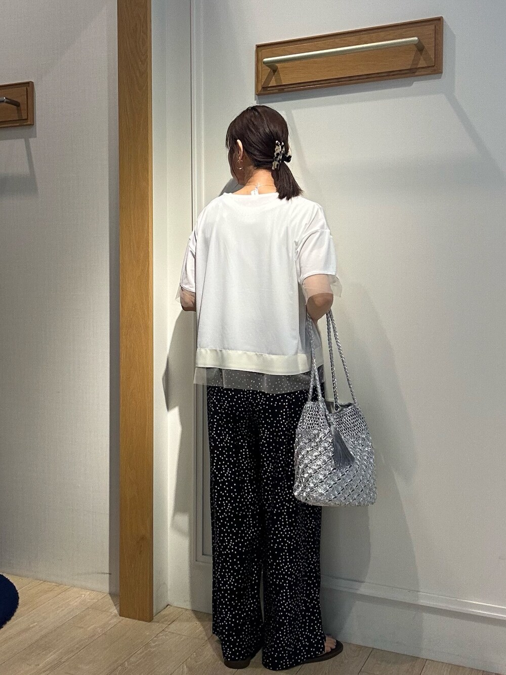 「白Tシャツ、夏ルックで気分アップ、休日スタイル、オトナ女子、シンプルスタイル、夏服コーデ、大人ファッション、夏ファッション、パンツスタイル、今日のコーデ、150cm台コーデ、ドットパンツ、大人カジュアルコーデ、大人カジュアル、低身長コーデ」｜「MICO COULIERのドットキャタピラーワイドパンツ（その他パンツ、ブラック系）」を使った、daimonさん（レディース・154cm）の夏コーディネートの3枚目の写真