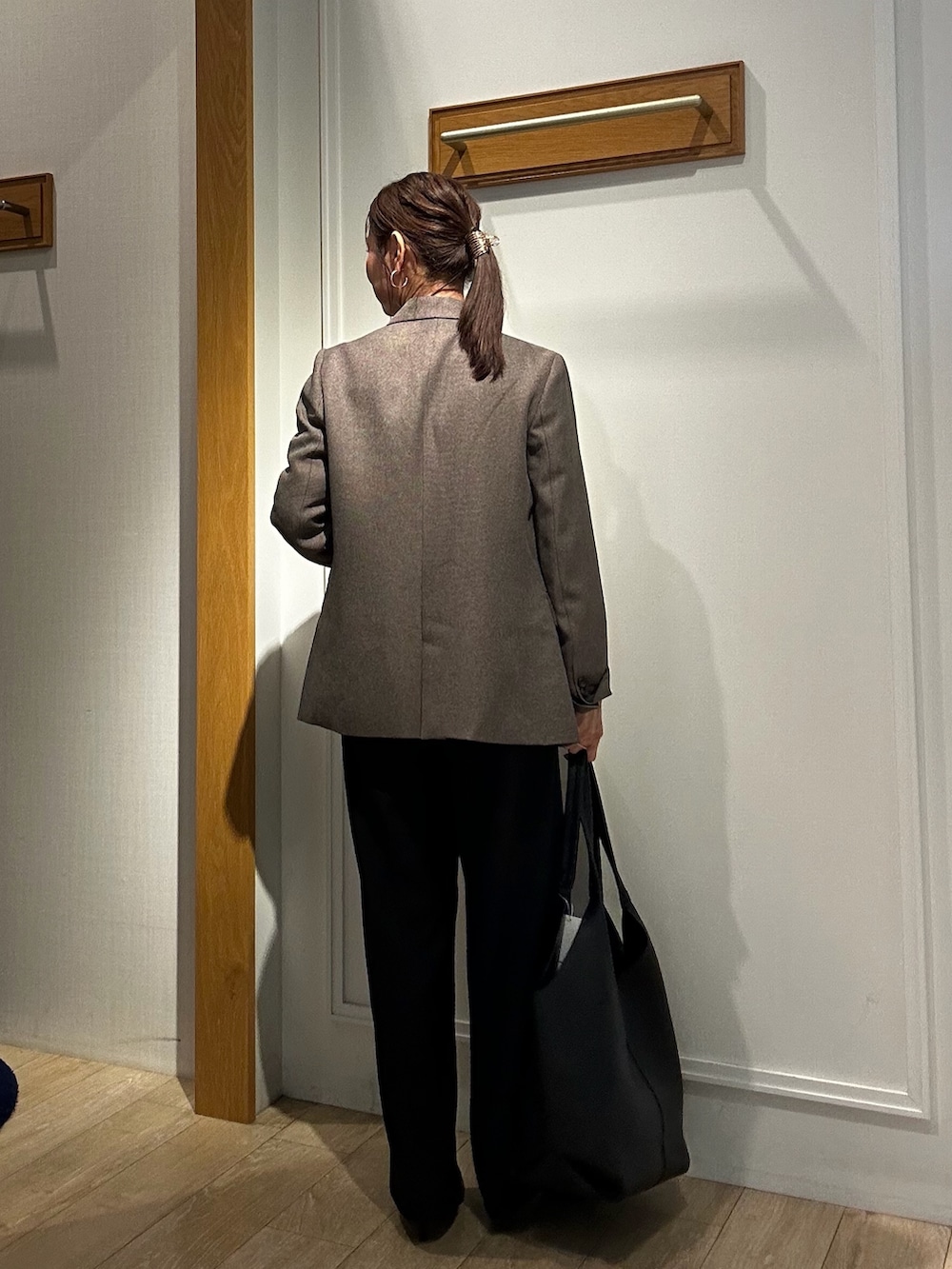 ブラウン系のテーラードジャケット、ブラック系のその他パンツ、ホワイト系のシャツ/ブラウスを着用したレディースの秋コーディネートの4枚目の写真
