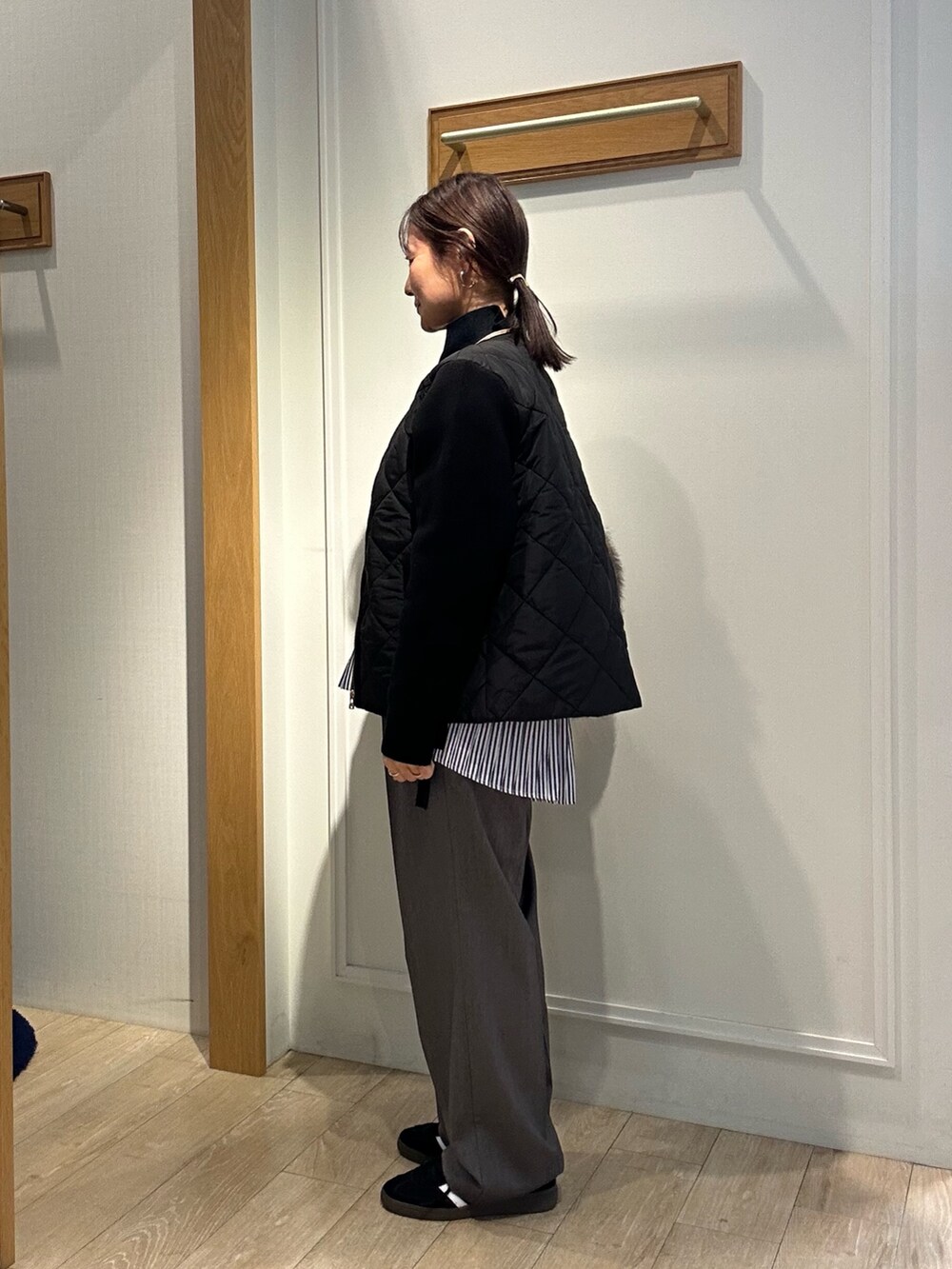 ブラック系のブルゾン、ブラック系のニット/セーター、グレー系のその他パンツを着用したレディースの秋コーディネートの3枚目の写真