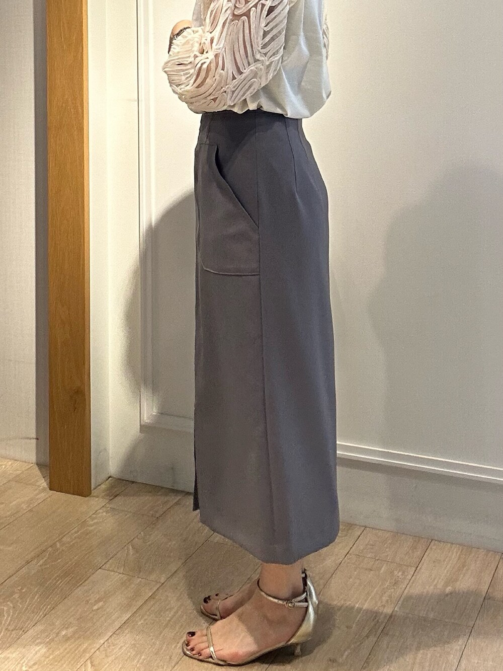 ホワイト系のテーラードジャケット、ホワイト系のTシャツ/カットソー、グレー系のスカートを着用したレディースの春コーディネートの8枚目の写真