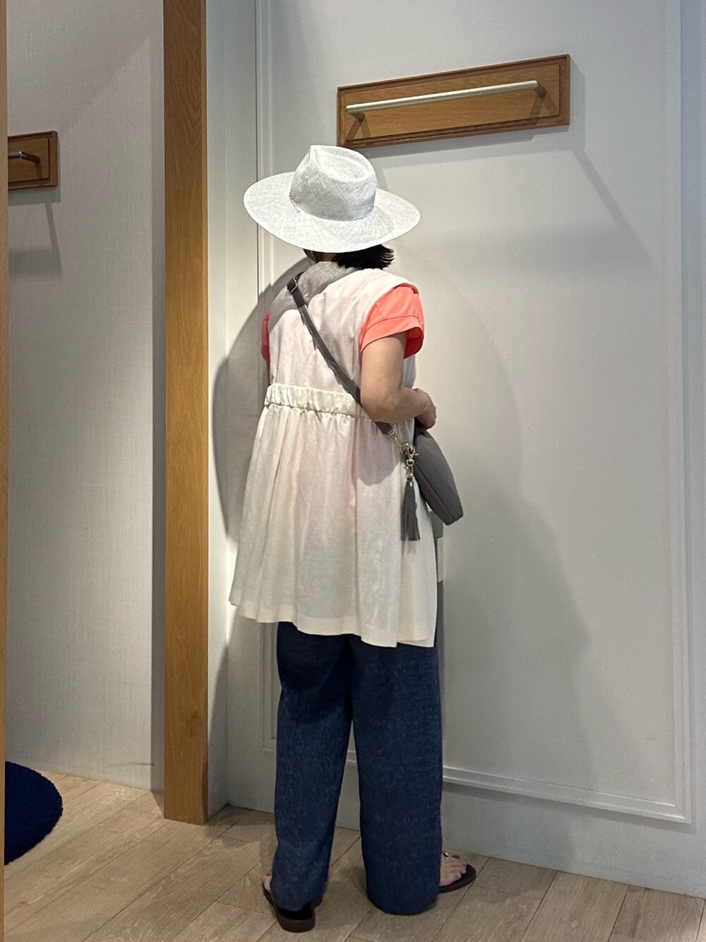 ブルー系のその他パンツ、ピンク系のTシャツ/カットソー、ホワイト系のノーカラージャケットを着用したレディースの夏コーディネートの2枚目の写真