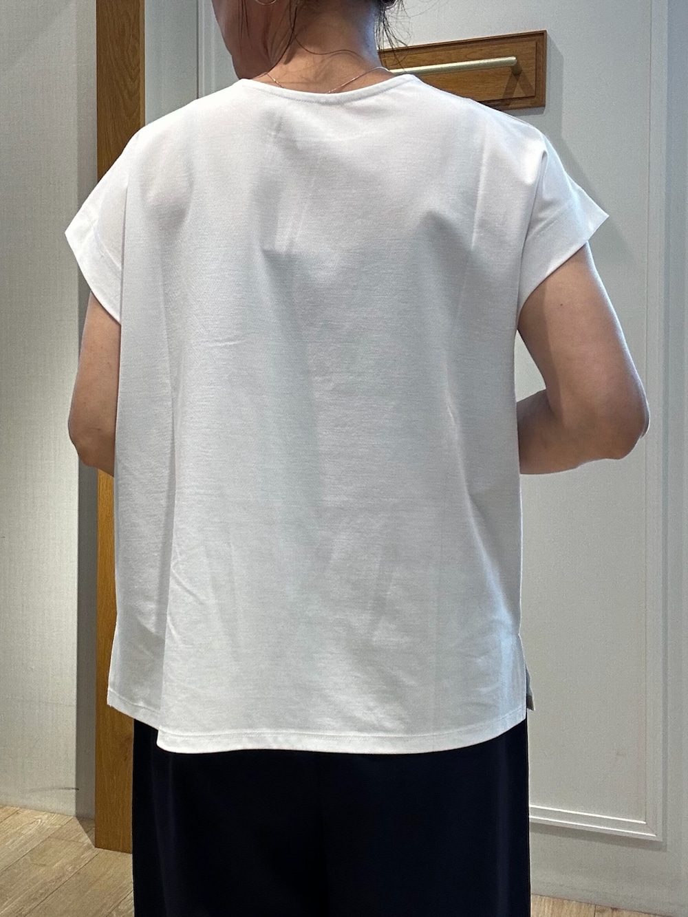 ホワイト系のTシャツ/カットソー、ブルー系のダウンジャケット/コート、ブルー系のその他パンツを着用したレディースの夏コーディネートの8枚目の写真
