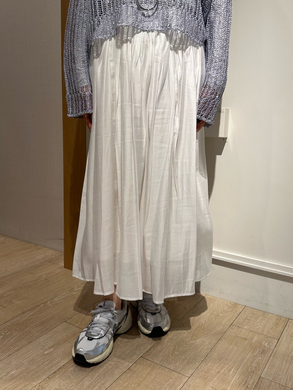 ブルー系のニット/セーター、ホワイト系のスカート、ホワイト系のTシャツ/カットソーを着用したレディースの冬コーディネートの6枚目の写真