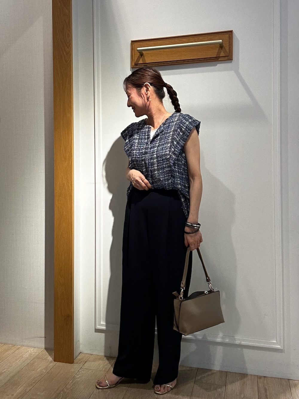 ブルー系のシャツ/ブラウス、ブルー系のその他パンツ、ベージュ系のショルダーバッグを着用したレディースの夏コーディネートの3枚目の写真
