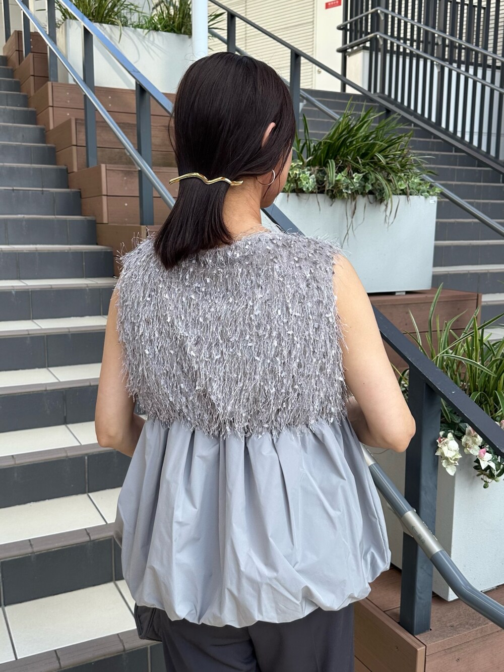 グレー系のその他パンツ、グレー系のTシャツ/カットソー、グレー系のシャツ/ブラウスを着用したレディースの夏コーディネートの7枚目の写真