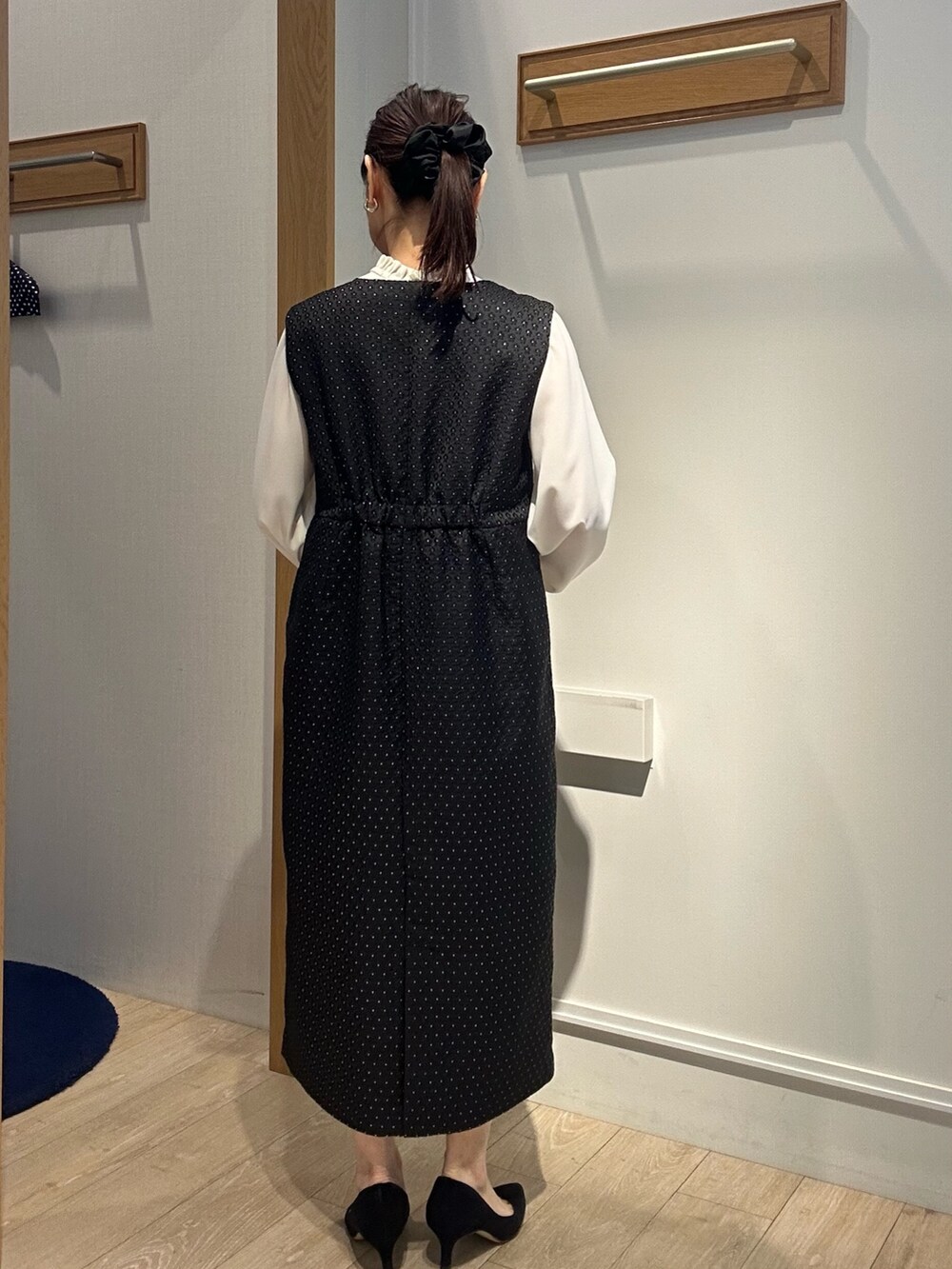「春、大人女子、オフィススタイル、フェミニンコーデ、お仕事コーデ、キレイめ、入学式、入学式コーデ、入学式・卒業式、ワンピースコーデ、卒業式、卒業式コーデ、卒業式ママコーデ、入園式、入園式コーデ」｜「MICO COULIERの《オケージョン対応》ジョーゼットプリーツブラウス（シャツ/ブラウス、ホワイト系）」を使った、daimonさん（骨格ナチュラル・レディース・154cm）の春コーディネートの6枚目の写真