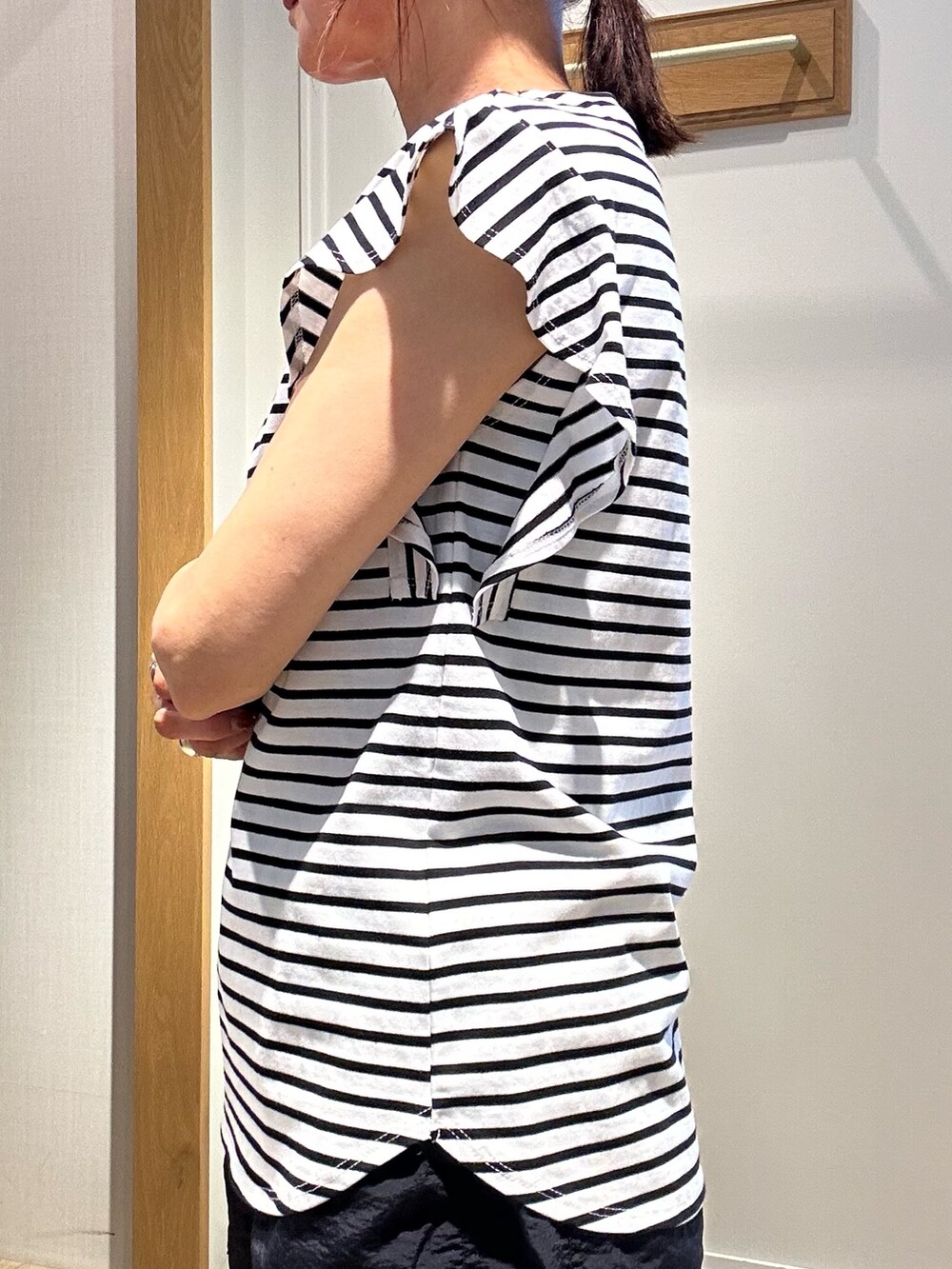 ブラック系のTシャツ/カットソー、グリーン系のワンピースを着用したレディースの夏コーディネートの9枚目の写真