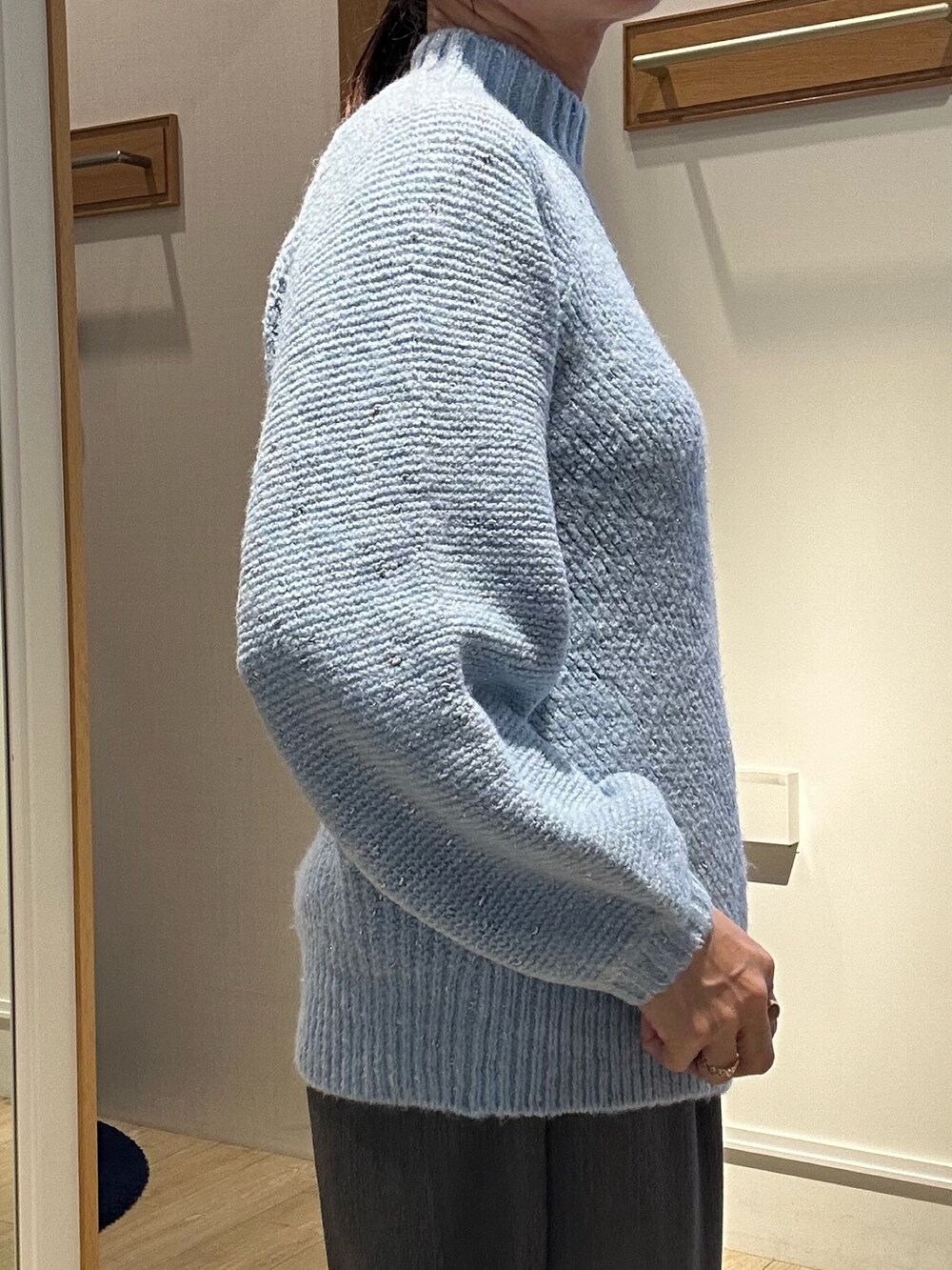 ブルー系のニット/セーターを着用したレディースの冬コーディネートの5枚目の写真