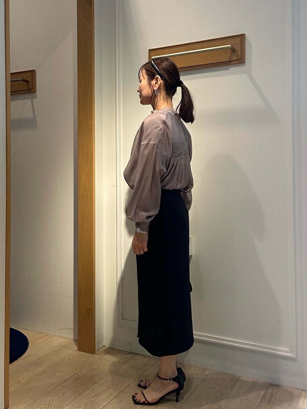 ホワイト系のTシャツ/カットソー、ブラック系のスカートを着用したレディースの春コーディネートの5枚目の写真