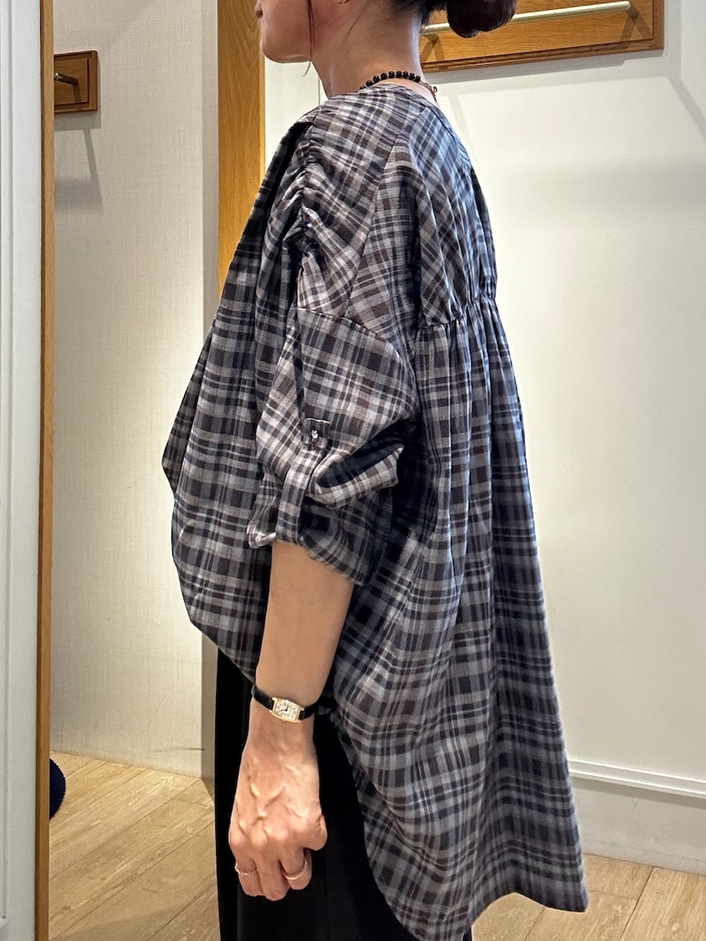 グレー系のシャツ/ブラウス、ブラウン系のその他パンツ、ブラック系のネックレスを着用したレディースの夏コーディネートの6枚目の写真