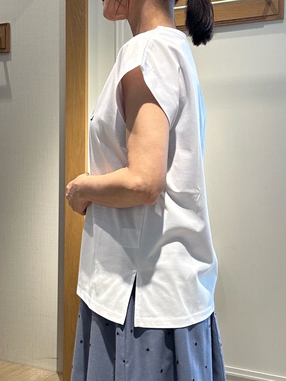 「サンダル、白Tシャツ、低身長コーデ、春夏コーデ、大人カジュアルコーデ、楽チンコーデ、大人コーデ、スカートコーデ、オトナカワイイ、低身長女子、150cm台コーデ、40代ファッション、ロゴT、きちんとスタイル、きちんと感」｜「MICO COULIERの刺繍ドットスカート（スカート、ブルー系）」を使った、daimonさん（レディース・154cm）の夏コーディネートの6枚目の写真