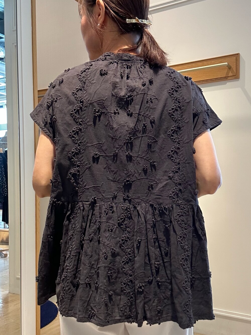 ブラック系のシャツ/ブラウス、ホワイト系のデニムパンツ、ベージュ系のボストンバッグを着用したレディースの夏コーディネートの9枚目の写真