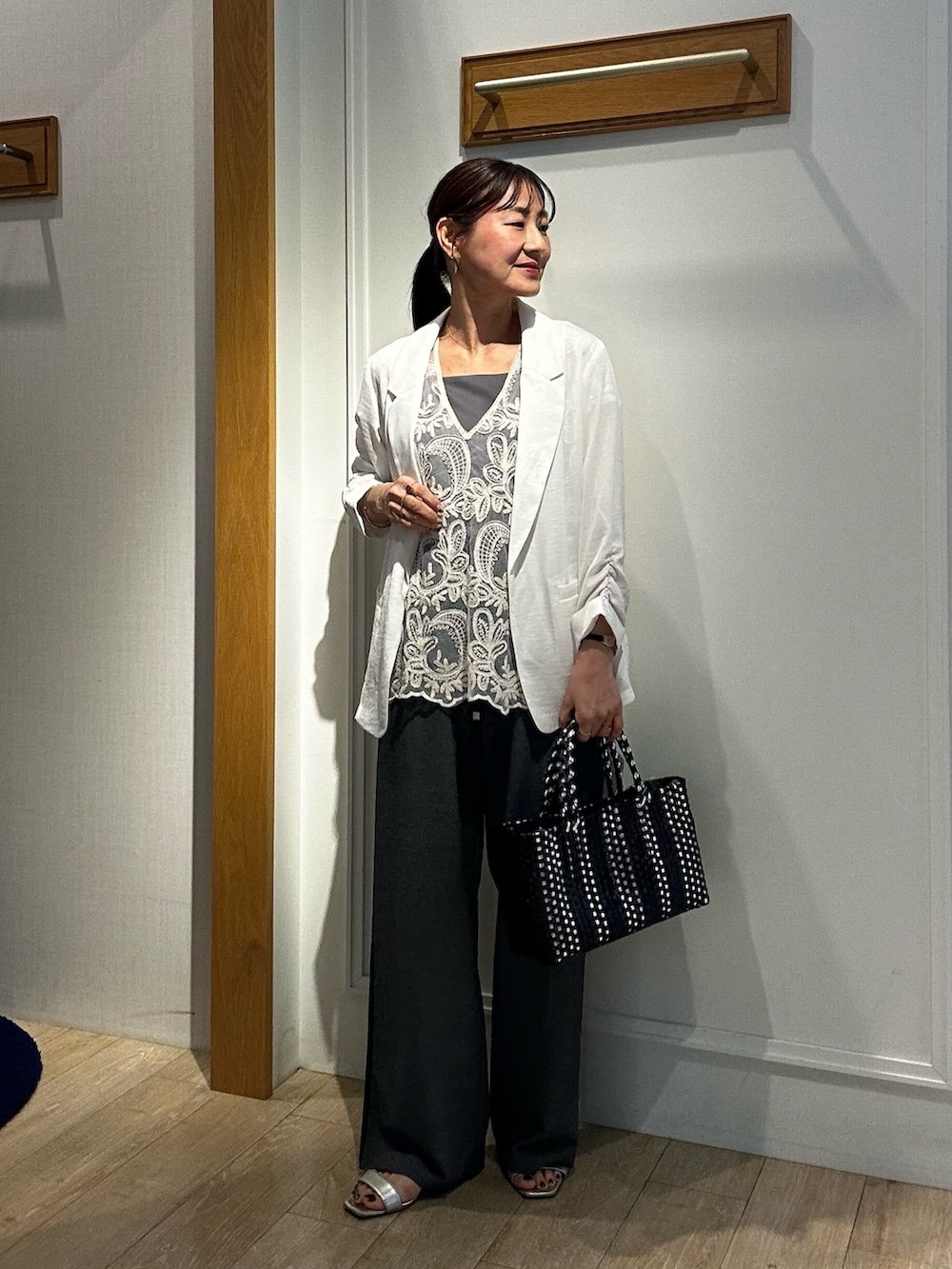 グレー系のシャツ/ブラウス、ホワイト系のシャツ/ブラウス、グレー系のTシャツ/カットソーを着用したレディースの春コーディネートの6枚目の写真