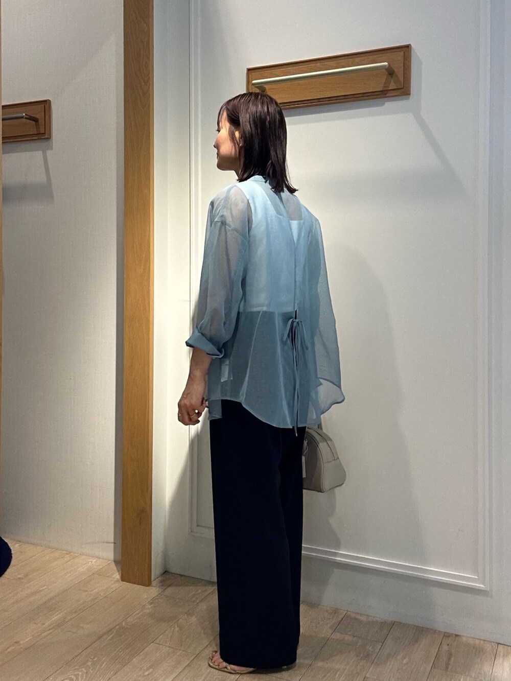 ブルー系のシャツ/ブラウス、ホワイト系のTシャツ/カットソー、ブルー系のその他パンツを着用したレディースの夏コーディネートの3枚目の写真
