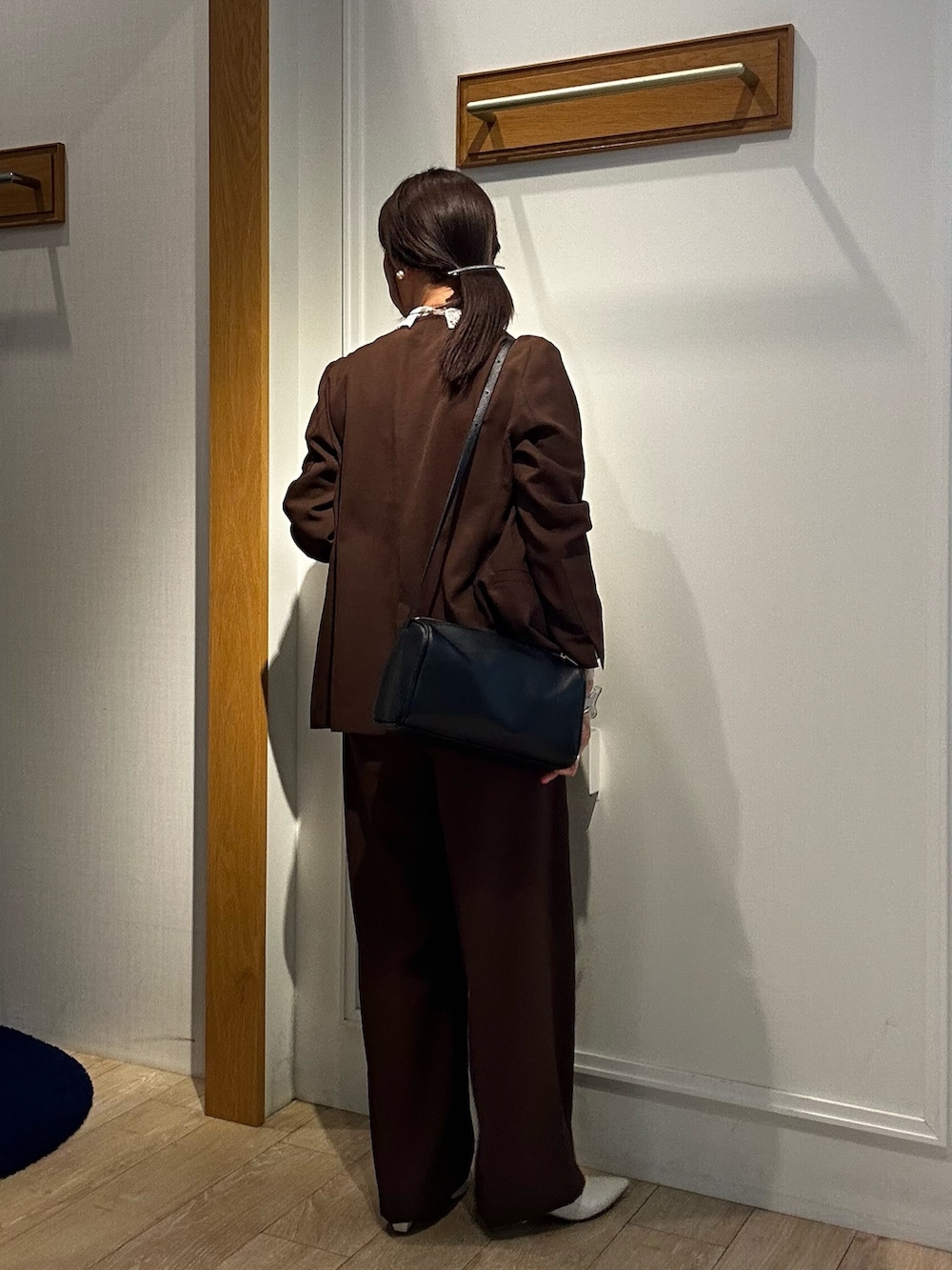 ブラウン系のその他パンツ、ベージュ系のシャツ/ブラウス、ブラウン系のノーカラージャケットを着用したレディースの春コーディネートの4枚目の写真