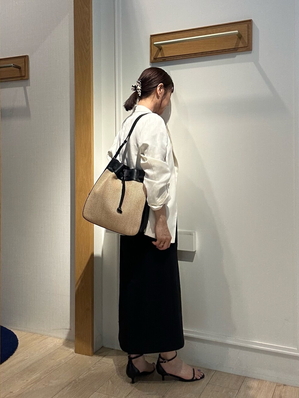 ホワイト系のテーラードジャケット、ベージュ系のシャツ/ブラウス、ブラック系のスカートを着用したレディースの夏コーディネートの4枚目の写真