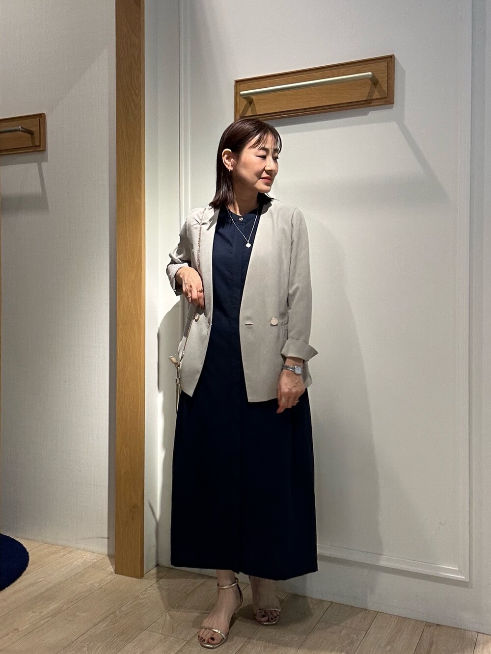 「サンダル、カジュアルスタイル、オトナ女子、春服コーデ、大人ファッション、夏コーデ、夏ファッション、大人可愛い、授業参観日コーデ、ワンピーススタイル、ワンピース、低身長、低身長コーデ、低身長女子、ジャケットスタイル」｜「MICO COULIERの麻調合繊タック切替シャツワンピース（ワンピース、ブルー系）」を使った、daimonさん（骨格ナチュラル・レディース・154cm）の春コーディネートの7枚目の写真