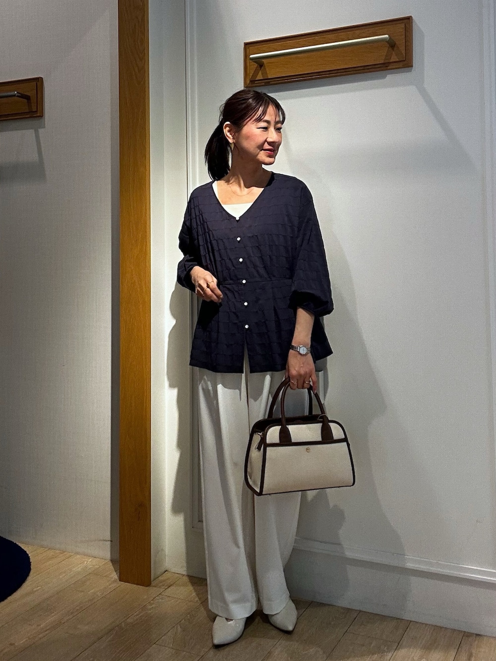 ブルー系のシャツ/ブラウス、ベージュ系のノーカラージャケット、ホワイト系のTシャツ/カットソーを着用したレディースの春コーディネートの8枚目の写真