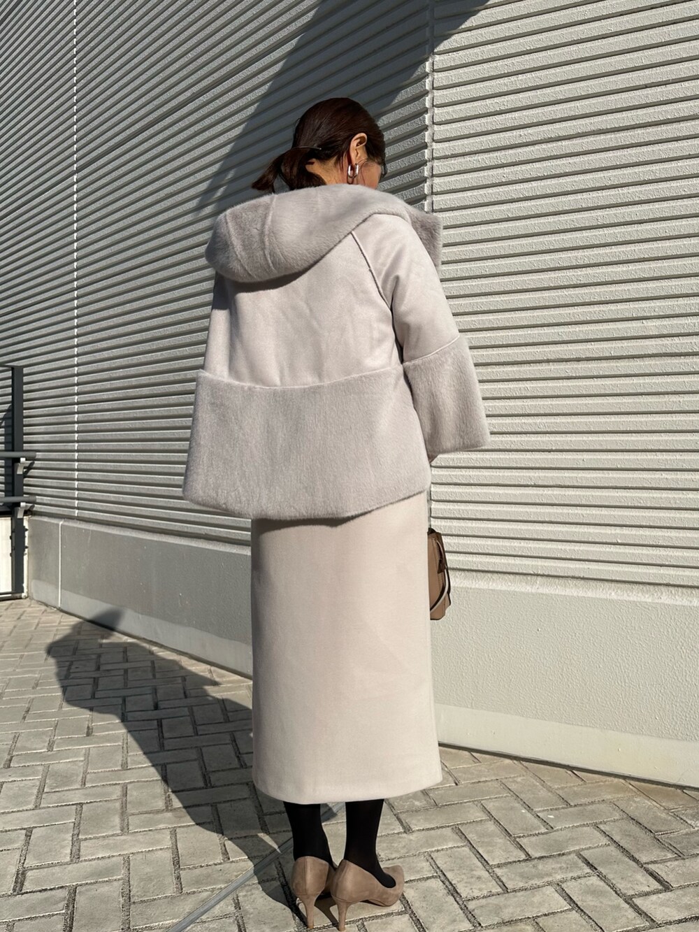 「淡色コーデ、冬アウター、秋冬コーデ、大人かわいい、休日コーデ、おでかけコーデ、キレイめ、シンフルコーデ、きれいめコーディネート、お仕事コーデ、低身長コーデ、ムートンコート、ファーコート、ニットコーデ、40代ファッション」｜「MICO COULIERのフェイクムートンファーコート（ブルゾン、グレー系）」を使った、daimonさん（骨格ナチュラル・レディース・154cm）の冬コーディネートの3枚目の写真