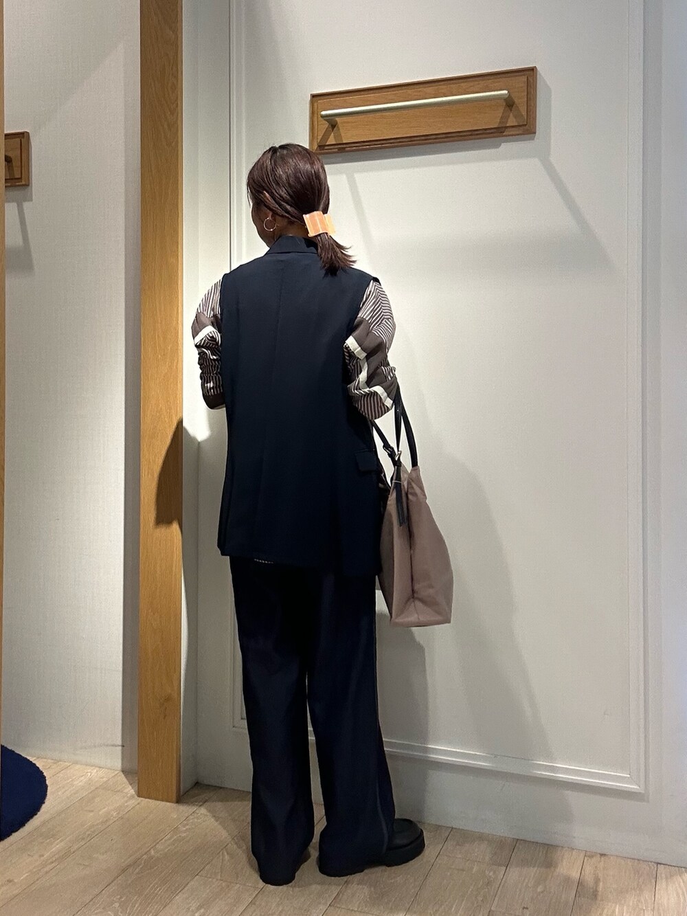 ブルー系のデニムパンツ、ブラウン系のシャツ/ブラウス、ブルー系のテーラードジャケットを着用したレディースの秋コーディネートの2枚目の写真