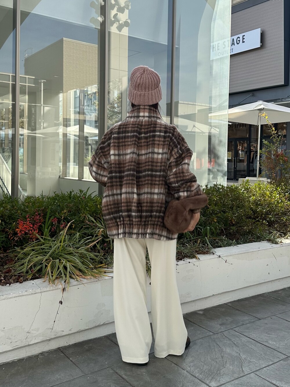 ホワイト系のニット/セーター、ホワイト系のその他パンツ、ブラウン系のテーラードジャケットを着用したレディースの冬コーディネートの10枚目の写真