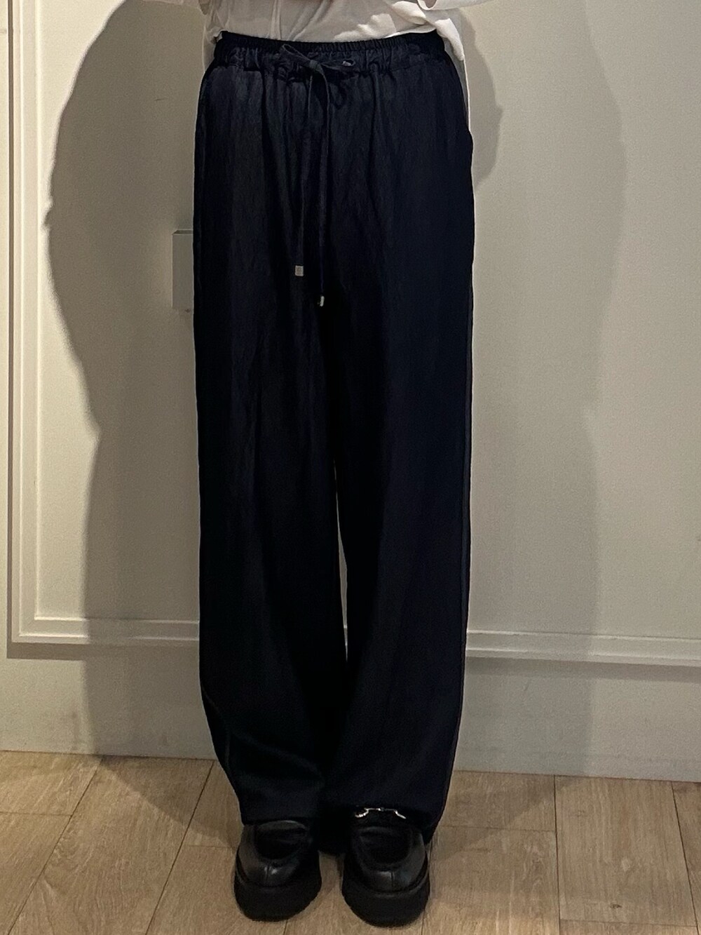 ブラウン系のシャツ/ブラウス、ブルー系のデニムパンツ、シルバー系のトートバッグを着用したレディースの秋コーディネートの7枚目の写真