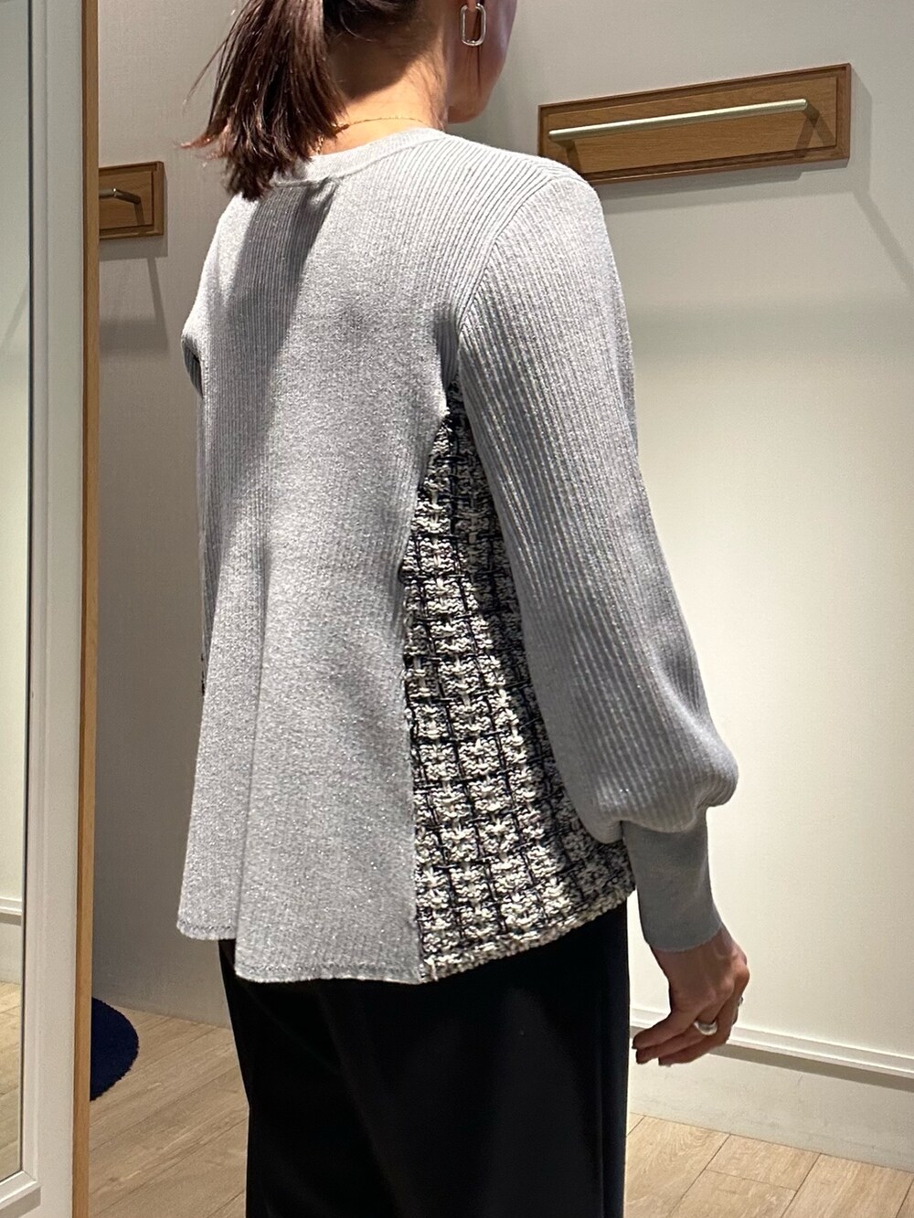 グレー系のニット/セーター、ブラック系のその他パンツを着用したレディースの冬コーディネートの7枚目の写真