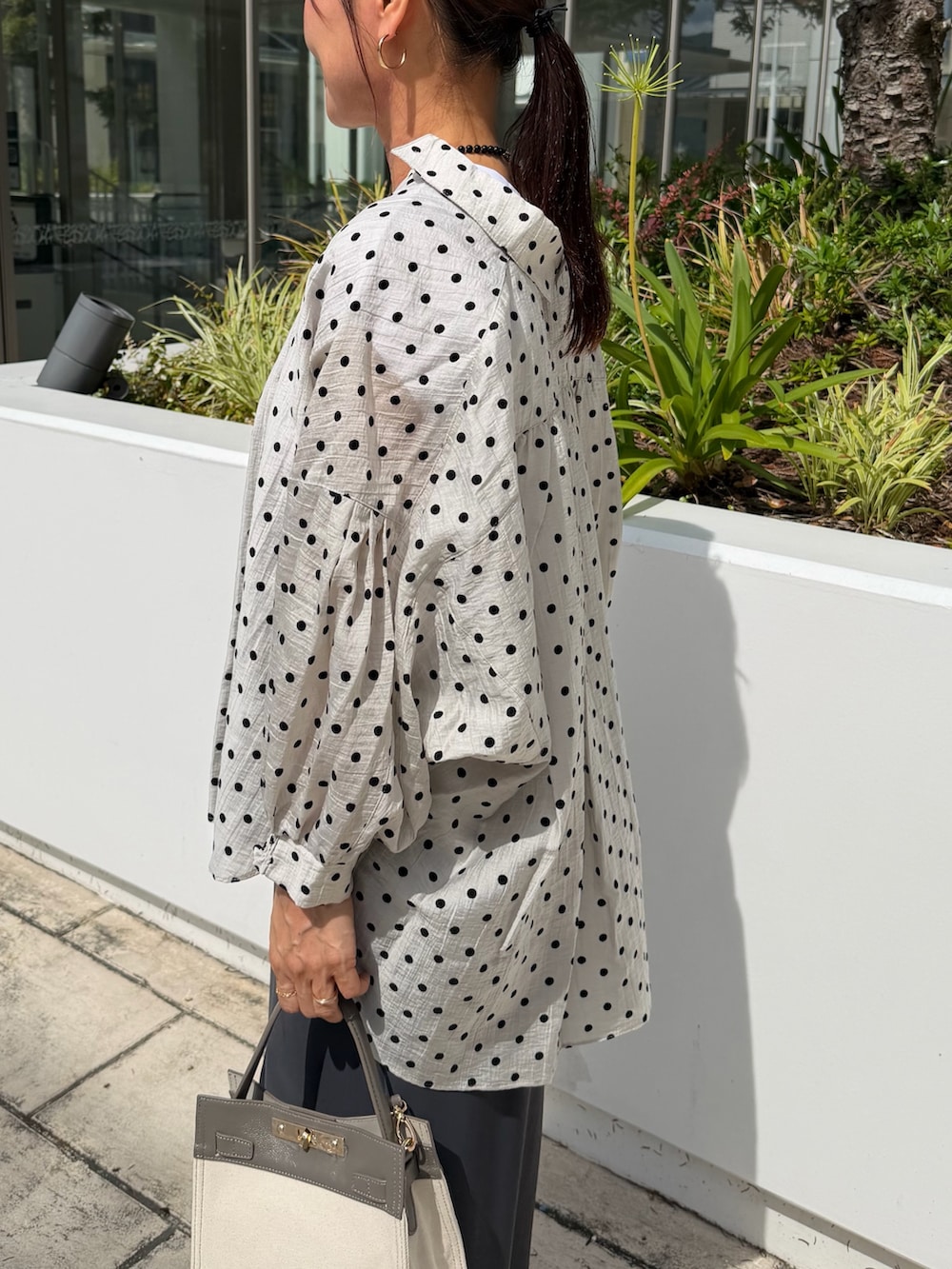ホワイト系のTシャツ/カットソー、グレー系のスカート、ベージュ系のショルダーバッグを着用したレディースの夏コーディネートの5枚目の写真