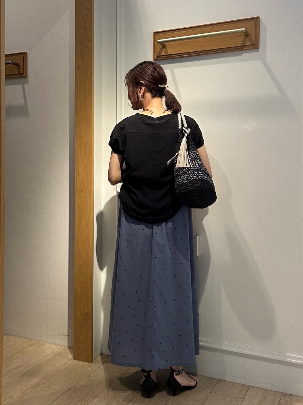「サンダル、黒Tシャツ、低身長コーデ、春夏コーデ、大人カジュアルコーデ、楽チンコーデ、大人コーデ、夏、スカートコーデ、低身長女子、150cm台コーデ、大人カジュアル、大人ファッション、40代ファッション、ドットスカート」｜「fredy couleurのマチ付デザイン袖麻調カットT（Tシャツ/カットソー、ブラック系）」を使った、daimonさん（レディース・154cm）の夏コーディネートの3枚目の写真