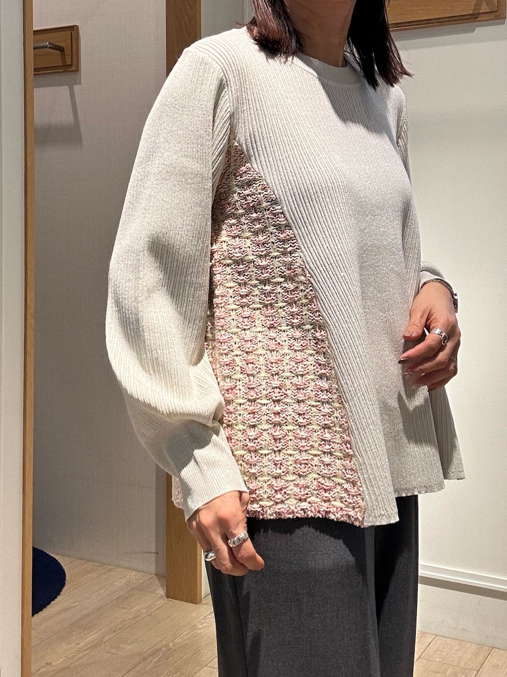 ホワイト系のニット/セーターを着用したレディースの冬コーディネートの8枚目の写真