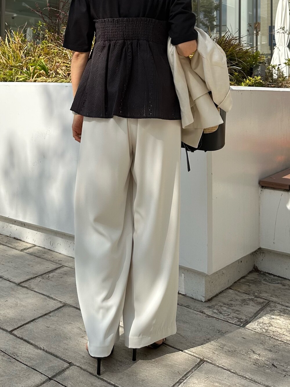 ホワイト系のその他パンツを着用したレディースの春コーディネートの10枚目の写真