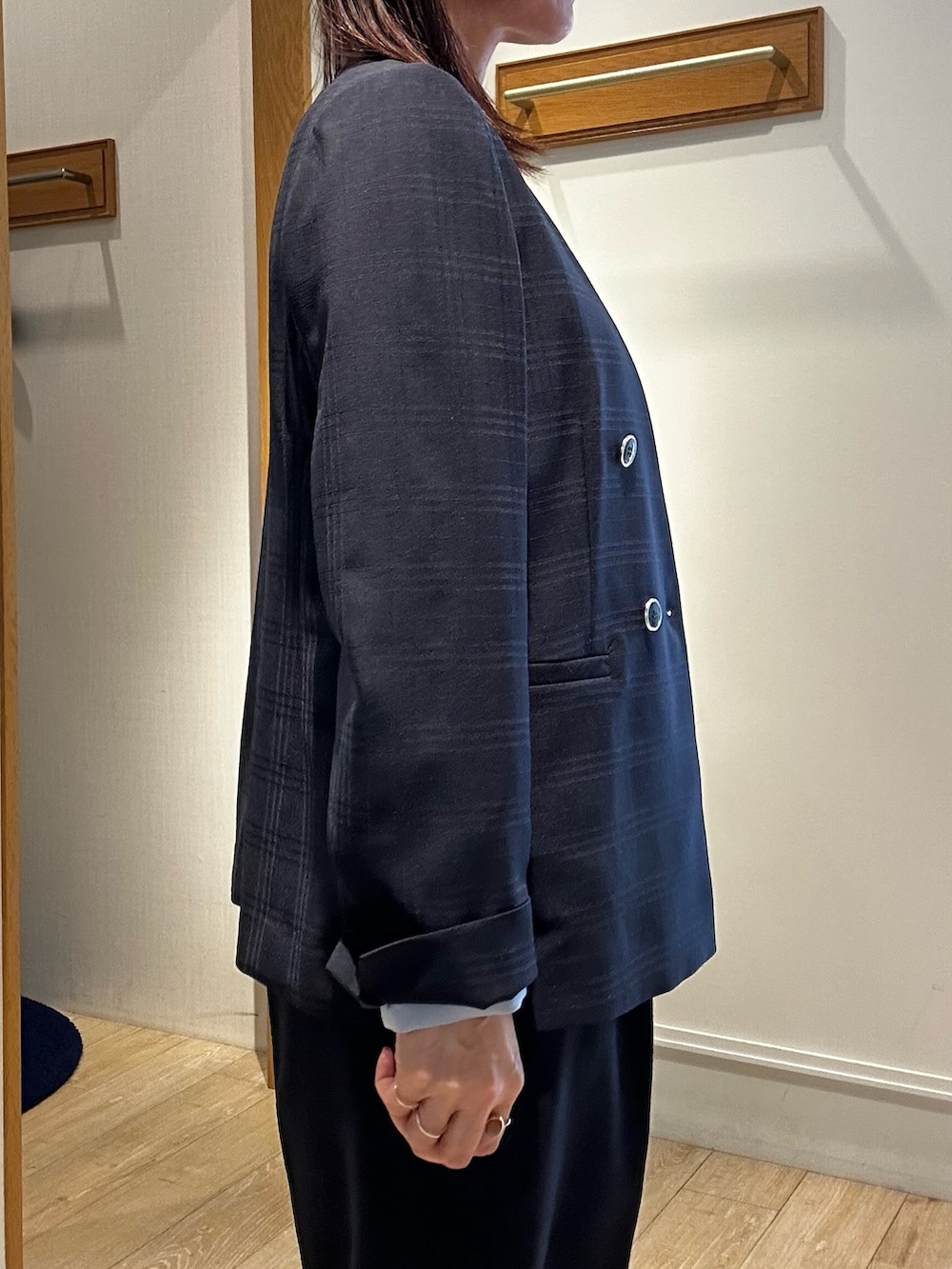 ブルー系のダウンジャケット/コート、ブルー系のその他パンツ、ブルー系のシャツ/ブラウスを着用したレディースの冬コーディネートの7枚目の写真