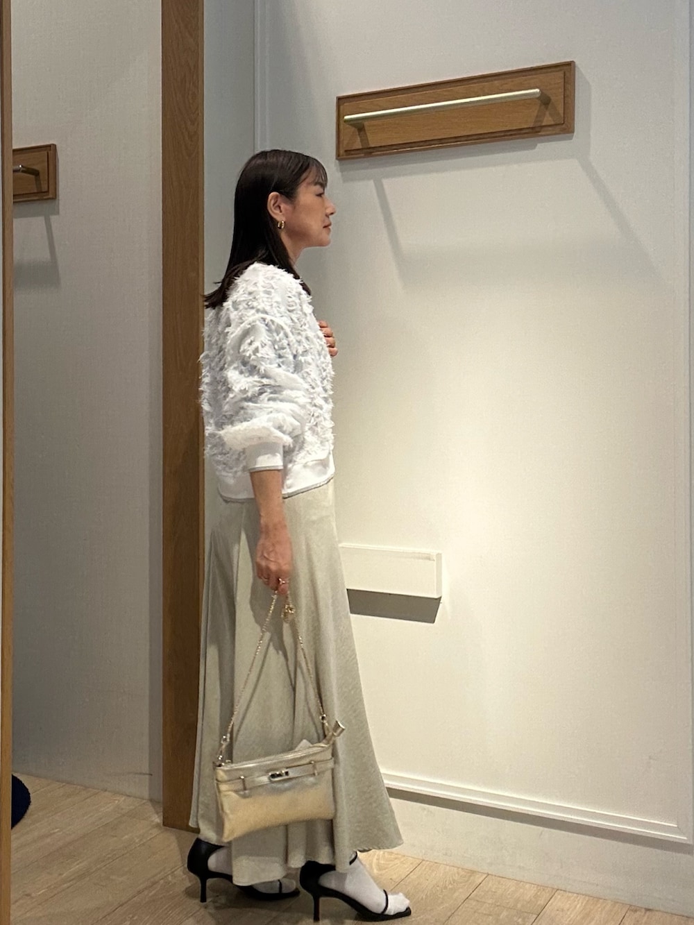 「大人かわいい、春服コーデ、オトナカジュアル、春、きれいめカジュアル、低身長女子、春服、春カラー、シアーカーディガン、低身長コーデ、40代ファッション、40代、40代女性、ロングスカート、春コーデ」｜「MICO COULIERの《オケージョン対応》フリンジクルーネックカーディガン（カーディガン/ボレロ、ホワイト系）」を使った、daimonさん（レディース・154cm）の冬コーディネートの3枚目の写真