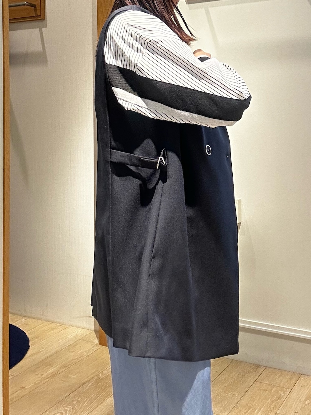 ブルー系のダウンジャケット/コート、ホワイト系のシャツ/ブラウス、ブルー系のデニムパンツを着用したレディースの冬コーディネートの7枚目の写真