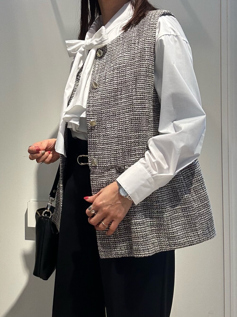 「レイヤードスタイル、大人女子、春服、パンツコーデ、きれいめコーディネート、入学式、入学式コーデ、入学式ママコーデ、卒業式コーデ、卒業式ママコーデ、セレモニーコーデ、オケージョン、低身長、低身長コーデ、ジレ」｜「MICO COULIERの《オケージョン対応》ドライスピン杢ツィード/バスケットラメツィードベスト（ノーカラージャケット、ブラック系）」を使った、daimonさん（レディース・154cm）の冬コーディネートの5枚目の写真
