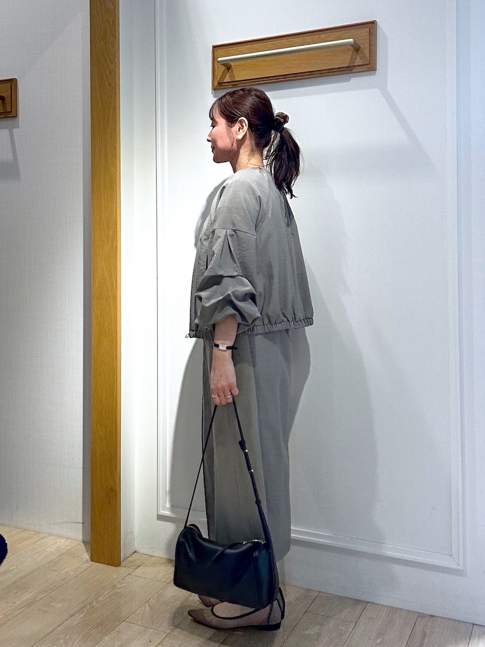 ホワイト系のTシャツ/カットソー、グリーン系のスカート、ブラック系のブルゾンを着用したレディースの春コーディネートの4枚目の写真