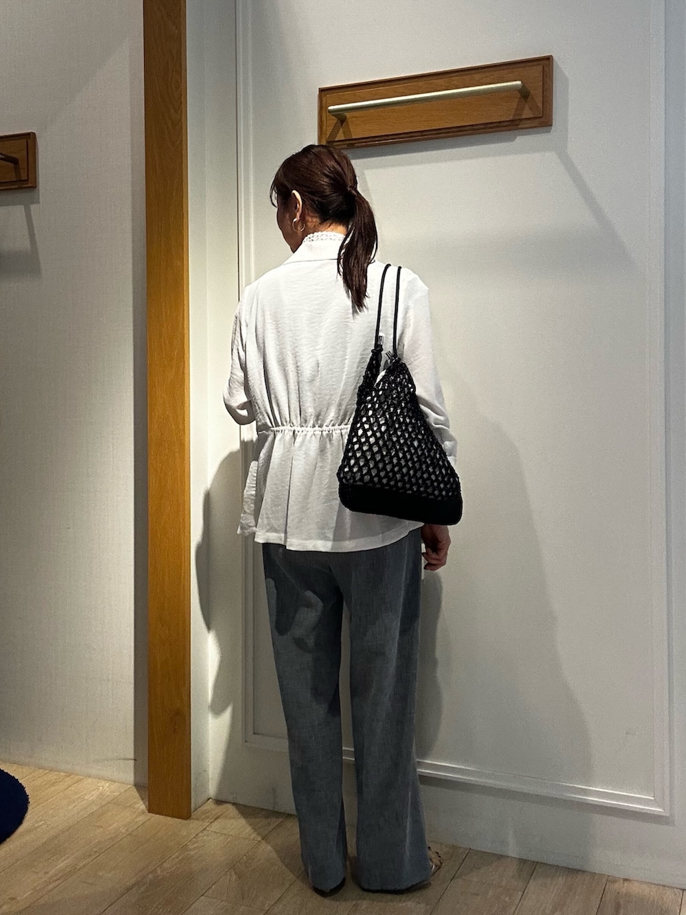 ホワイト系のテーラードジャケット、ブルー系のその他パンツ、ブラック系のTシャツ/カットソーを着用したレディースの春コーディネートの3枚目の写真