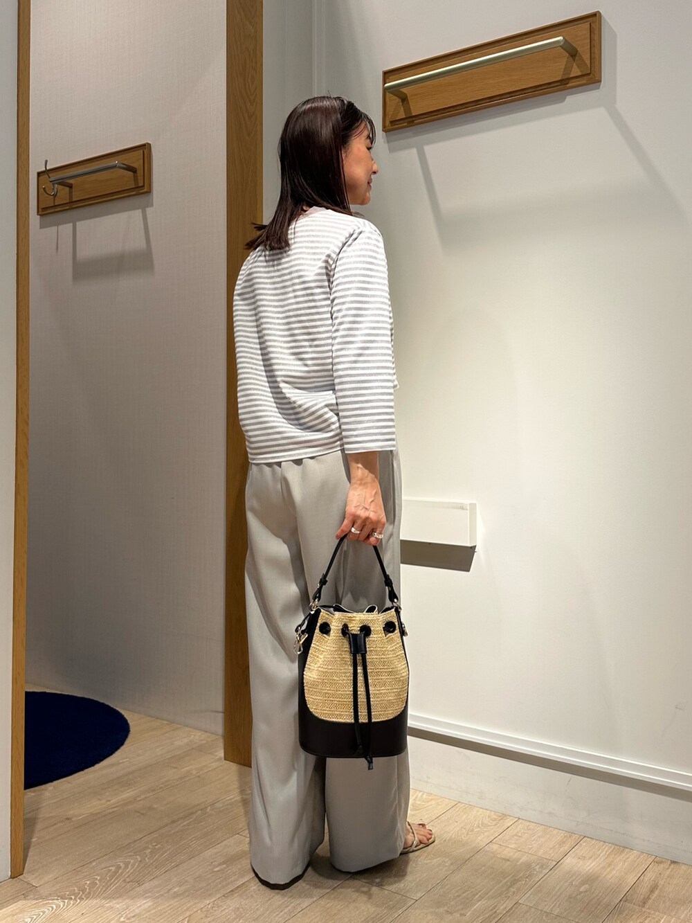 「春コーデ、春めき満開コーデ、春服コーデ、大人可愛い、大人コーデ、春、春服、低身長女子、お花見コーデ、カジュアルコーデ、150cm台コーデ、低身長コーデ、40代ファッション、ボーダートップス、ボーダーTシャツ」｜「MICO COULIERのラメボーダーロゴT（Tシャツ/カットソー、グレー系）」を使った、daimonさん（骨格ナチュラル・レディース・154cm）の春コーディネートの2枚目の写真