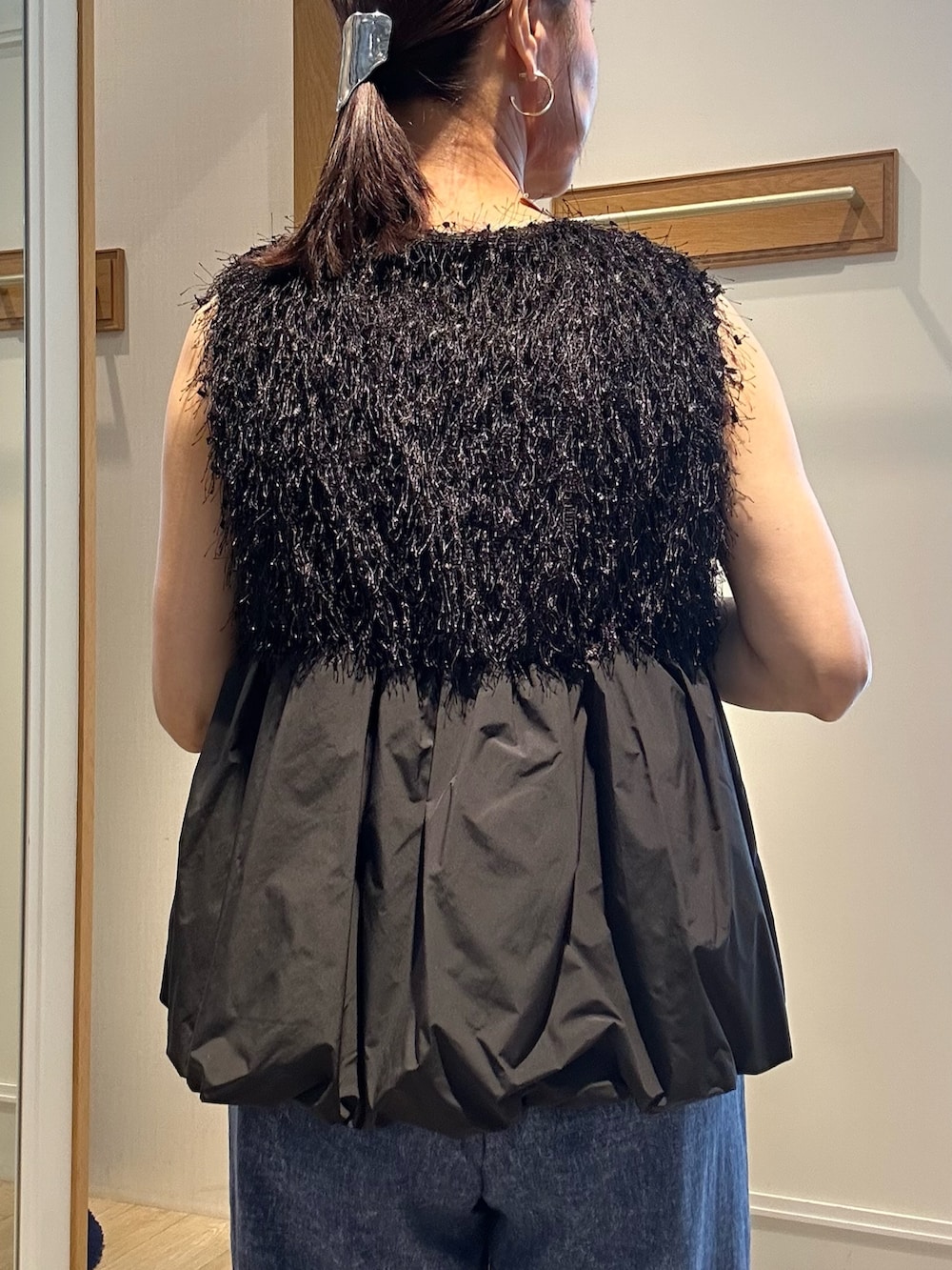 「休日スタイル、デニム、きれいめカジュアル、シンプルコーデ、お出かけコーデ、秋カラー、秋服、パンツコーデ、初秋のパンツスタイル、おでかけコーデ、ノースリーブ、低身長女子、秋、秋のコーデ、ベスト」|「MICO COULIERのフラッグヤーンインレイベスト(シャツ/ブラウス、ブラック系)」を使った、daimonさん(レディース・154cm)の夏コーディネートの8枚目の写真