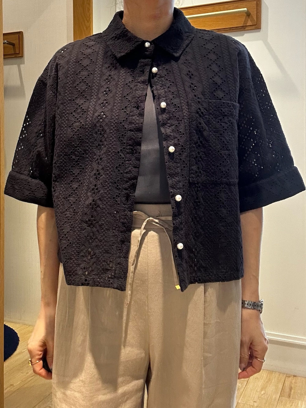 ブラック系のシャツ/ブラウス、グレー系のTシャツ/カットソー、ベージュ系のその他パンツを着用したレディースの春コーディネートの6枚目の写真