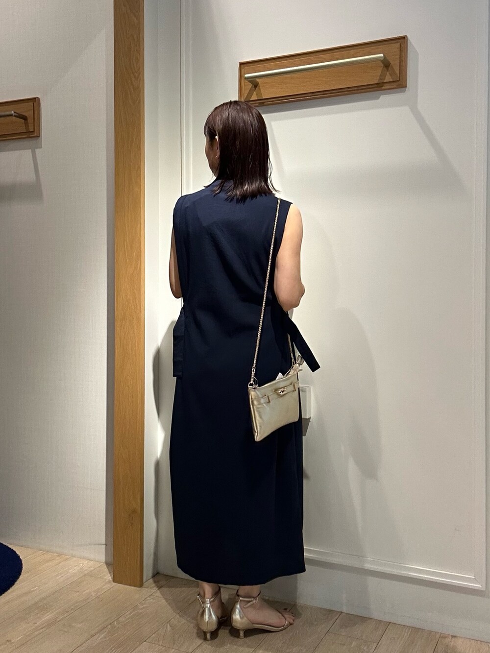 「サンダル、カジュアルスタイル、オトナ女子、春服コーデ、大人ファッション、夏コーデ、夏ファッション、大人可愛い、授業参観日コーデ、ワンピーススタイル、ワンピース、低身長、低身長コーデ、低身長女子、ジャケットスタイル」｜「MICO COULIERの麻調合繊タック切替シャツワンピース（ワンピース、ブルー系）」を使った、daimonさん（骨格ナチュラル・レディース・154cm）の春コーディネートの3枚目の写真