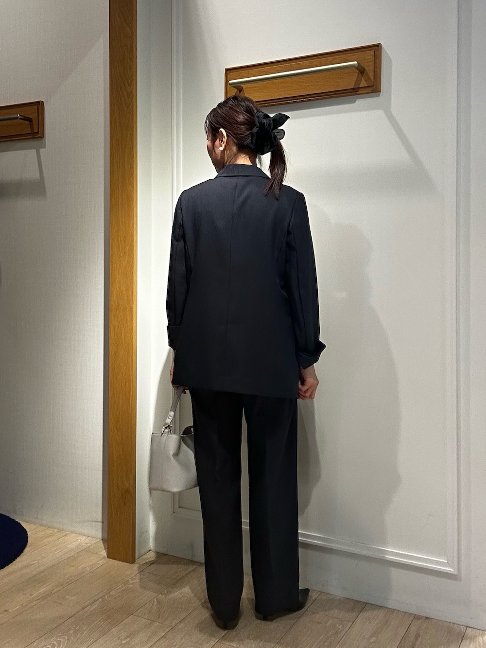 ブルー系のテーラードジャケット、ホワイト系のシャツ/ブラウス、ブルー系のその他パンツを着用したレディースの冬コーディネートの3枚目の写真