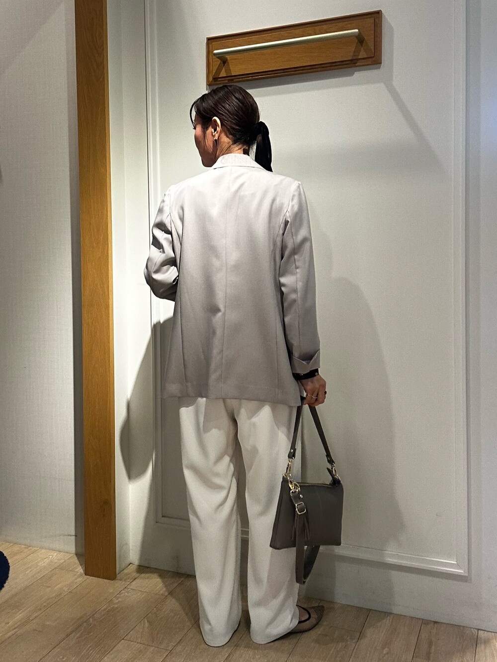 ブルー系のシャツ/ブラウス、ホワイト系のその他パンツ、グレー系のショルダーバッグを着用したレディースの春コーディネートの10枚目の写真