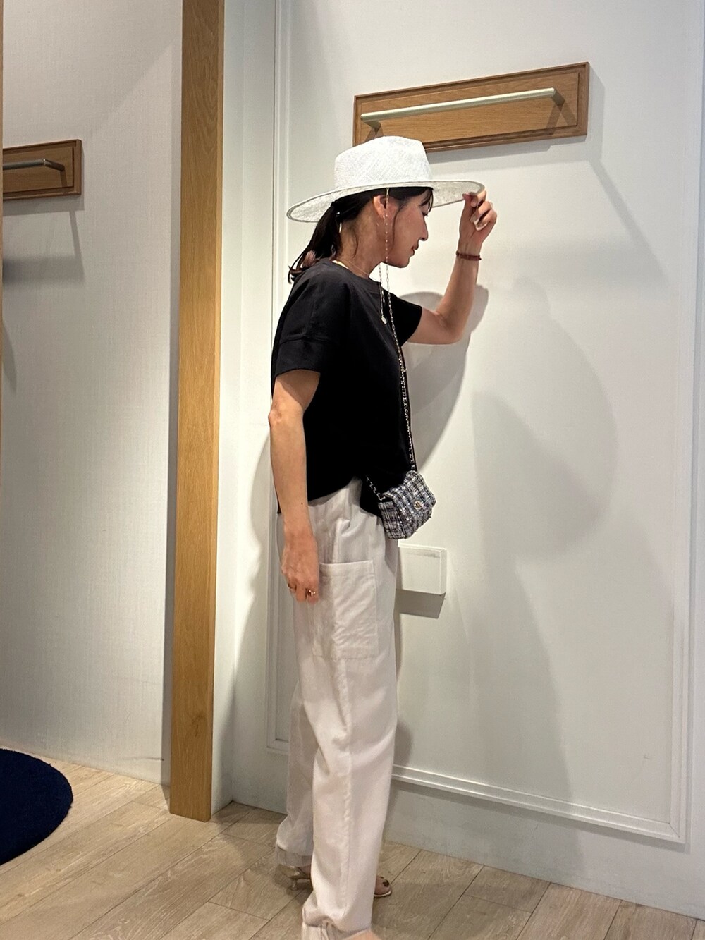 ブラック系のTシャツ/カットソー、ベージュ系のその他パンツ、グレー系のシャツ/ブラウスを着用したレディースの春コーディネートの2枚目の写真