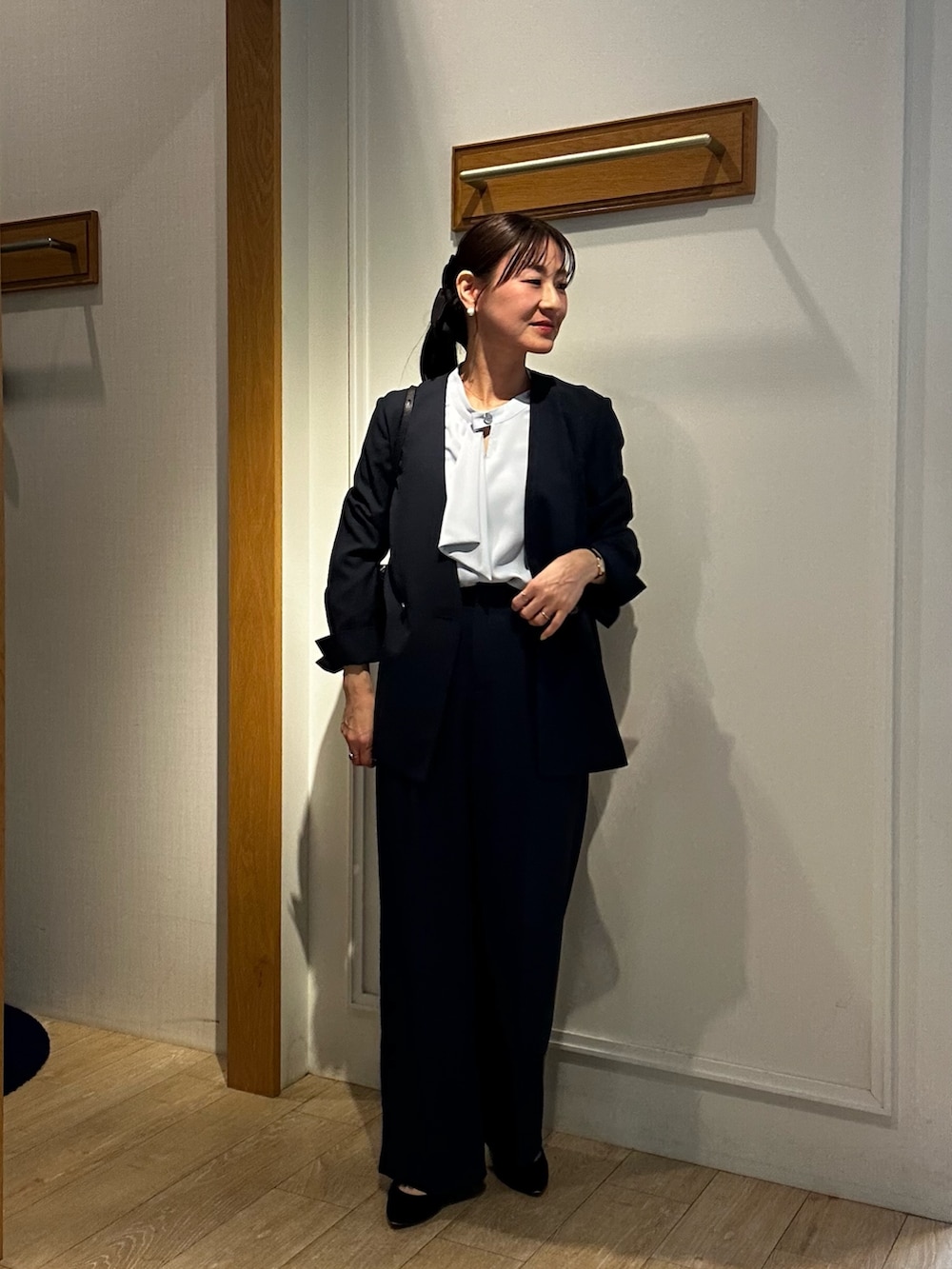 ブルー系のノーカラージャケット、ブルー系のその他パンツ、ブルー系のシャツ/ブラウスを着用したレディースの春コーディネートの4枚目の写真