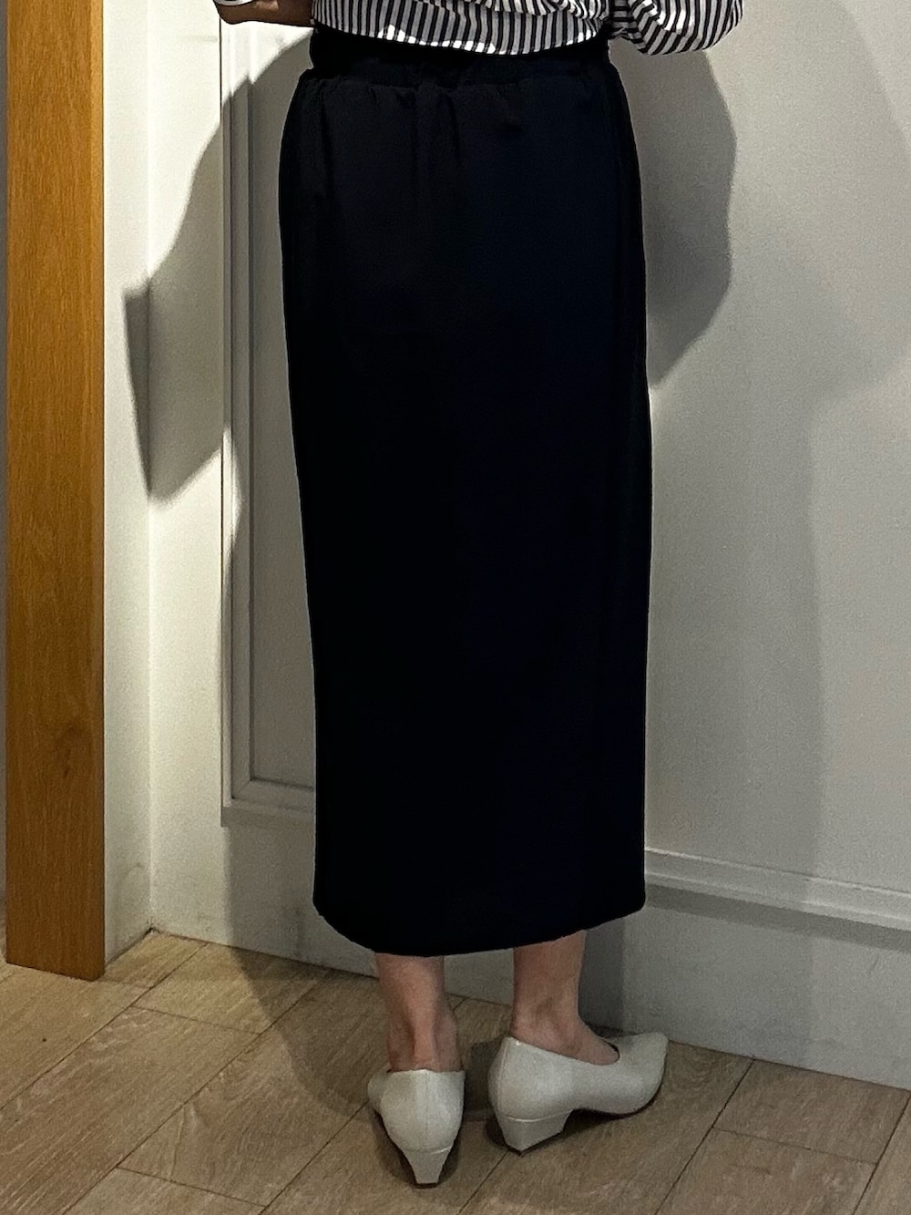 ブラック系のスカート、グレー系のシャツ/ブラウスを着用したレディースの春コーディネートの8枚目の写真